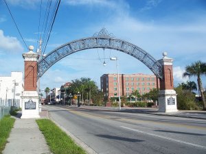 800px-Tampa_Ybor_City_entr_01.jpg
